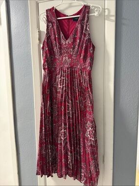 Just Taylor Dresses Sleeveless V-Neck Pleated Maxi in Burgundy Paisley